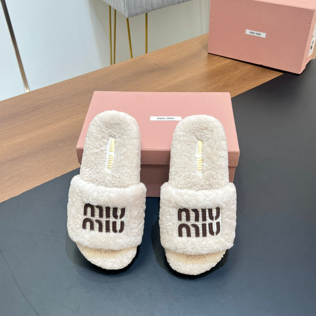 SLIPPERS IN WHITE LAMB WOOL
