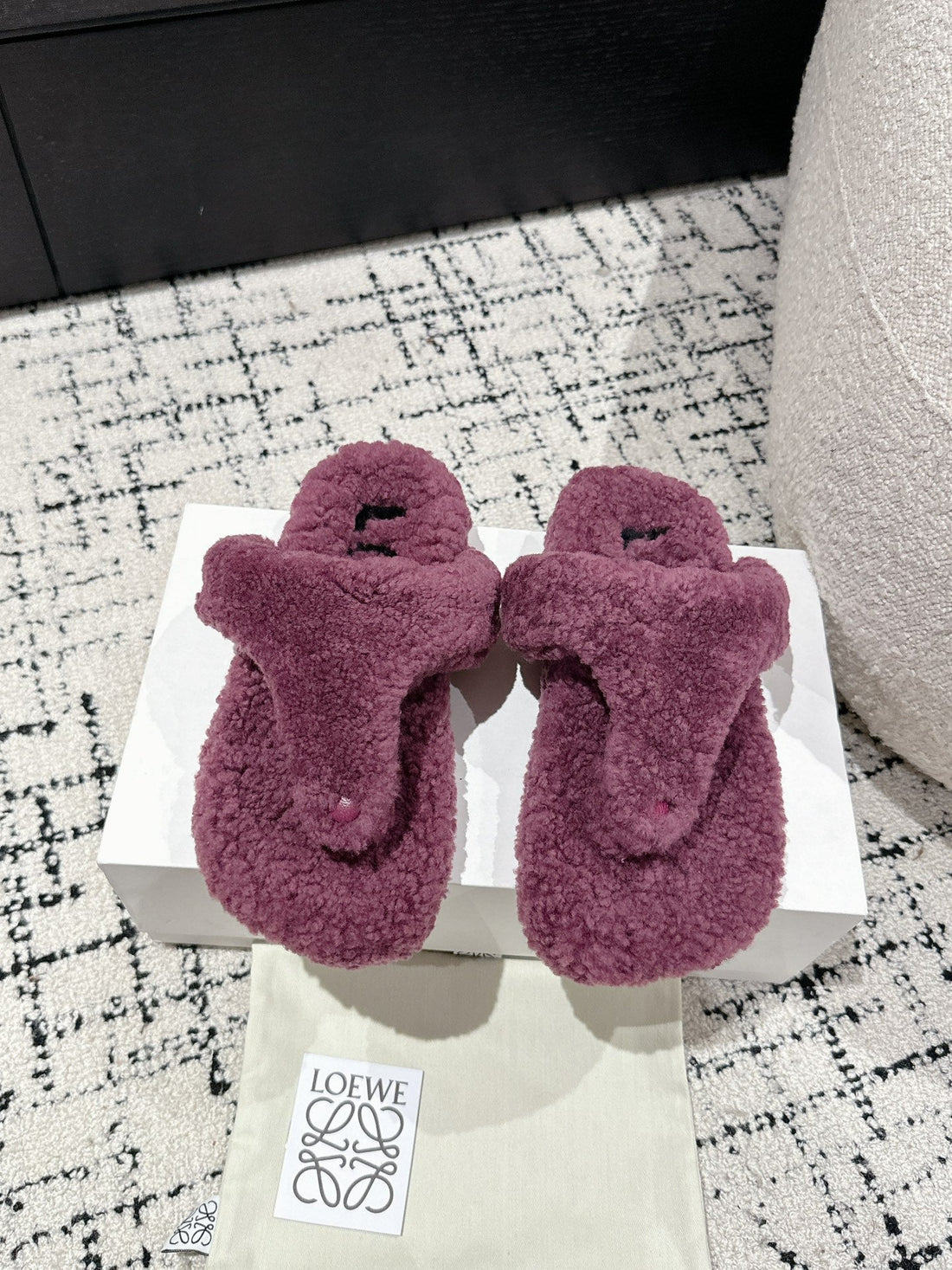 LW SHEARLING THONG SLIPPER IN GRAPE
