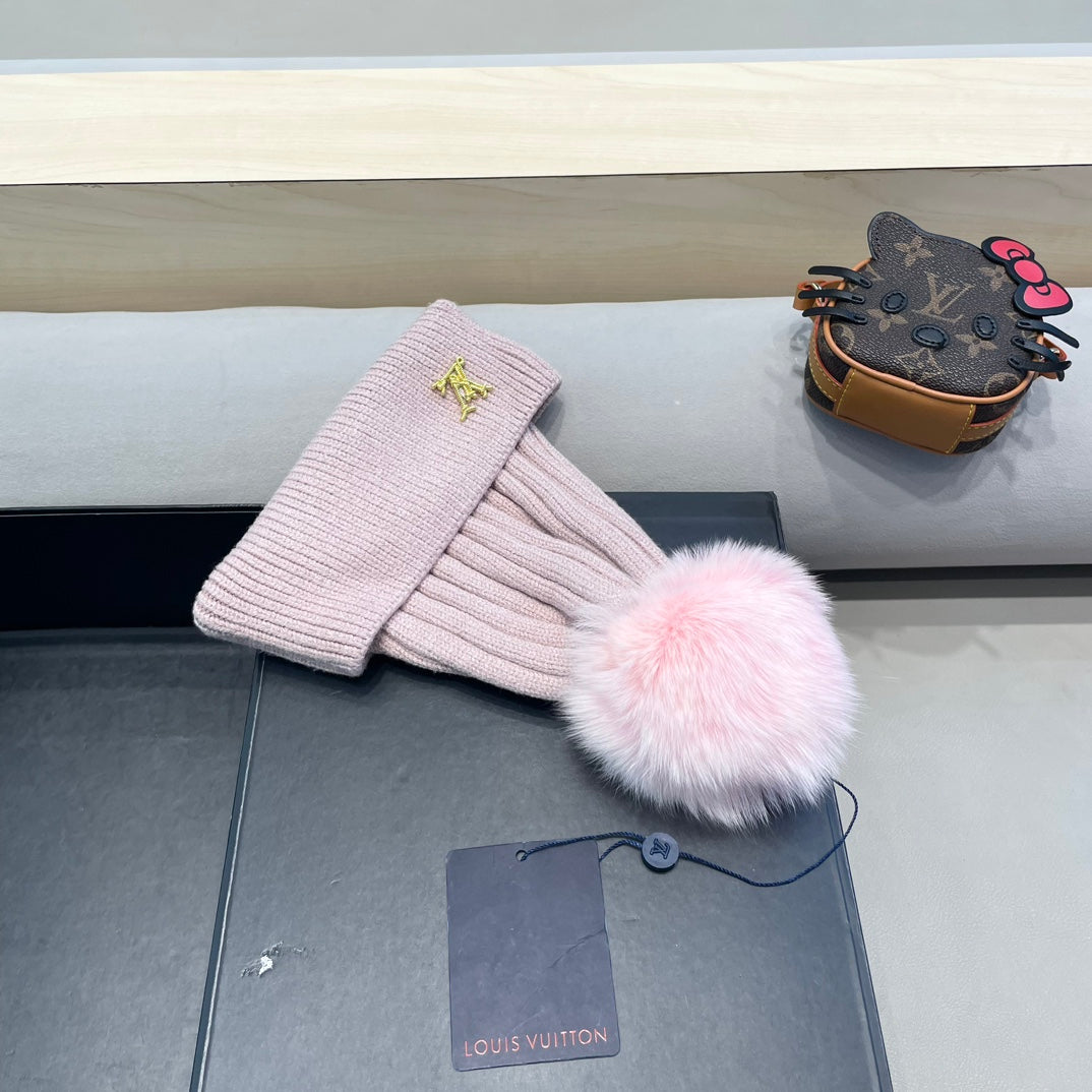 KNITTED BEANIE HAT IN LIGHT PINK WOOL AND FOX FUR 409789