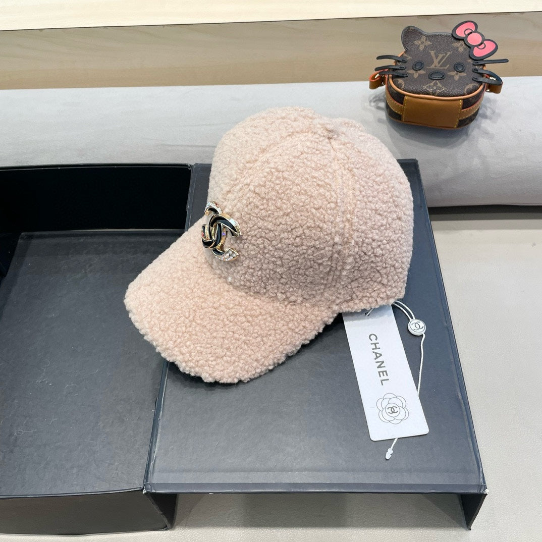 BASEBALL HAT IN LIGHT PINK LAMB FUR 424252