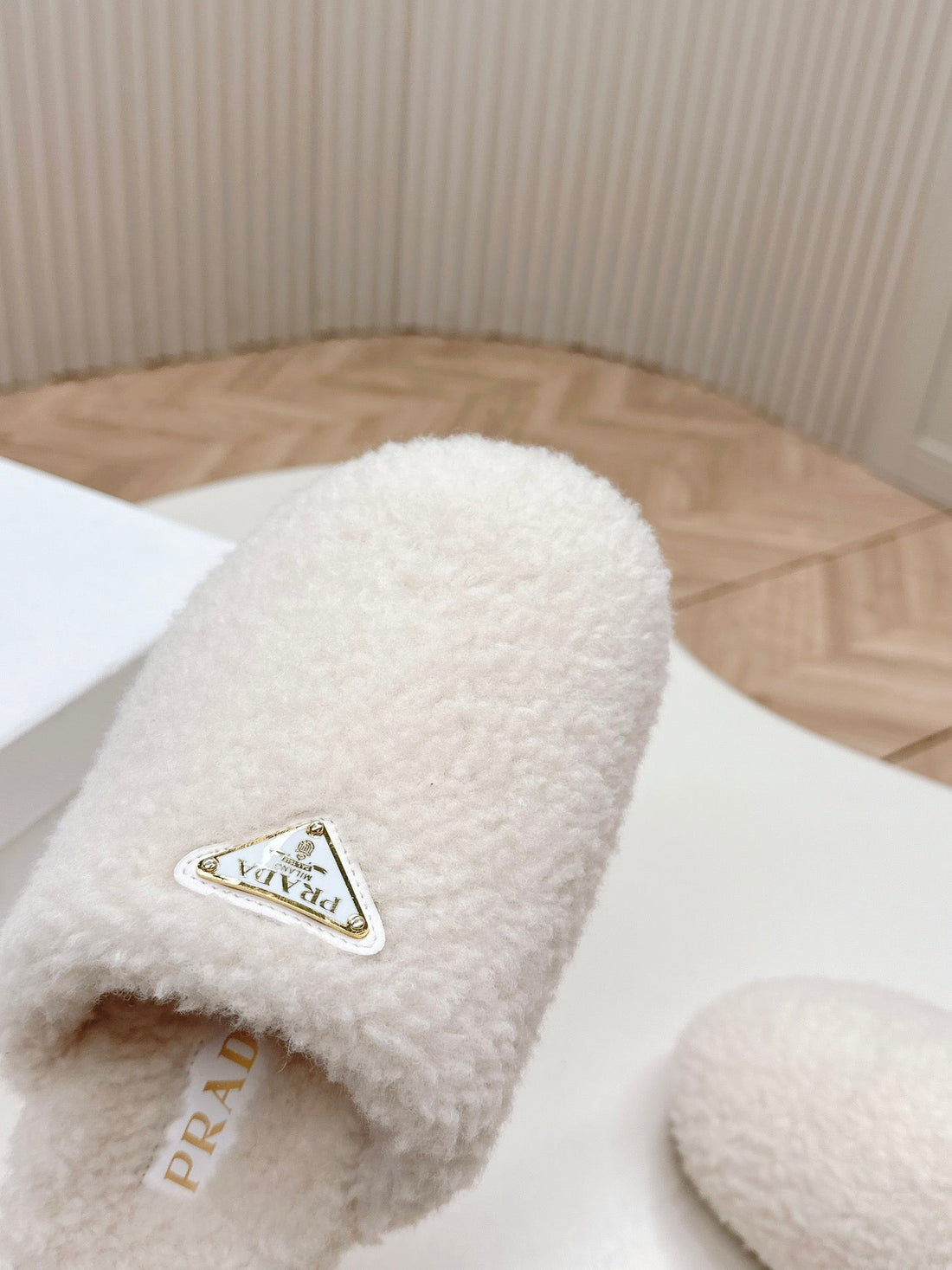 MULES ATTACHED TRIANGLE LOGO IN WHITE SHEARLING