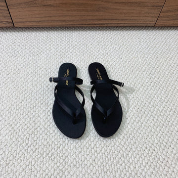 SL CRYSTAL BUCKLE THONG SANDAL BLACK SATIN