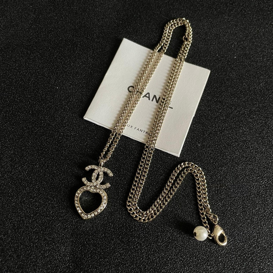 DOUBLE C HEART NECKLACE WITH CRYSTALS WHITE PEARLS AND SILVER METAL