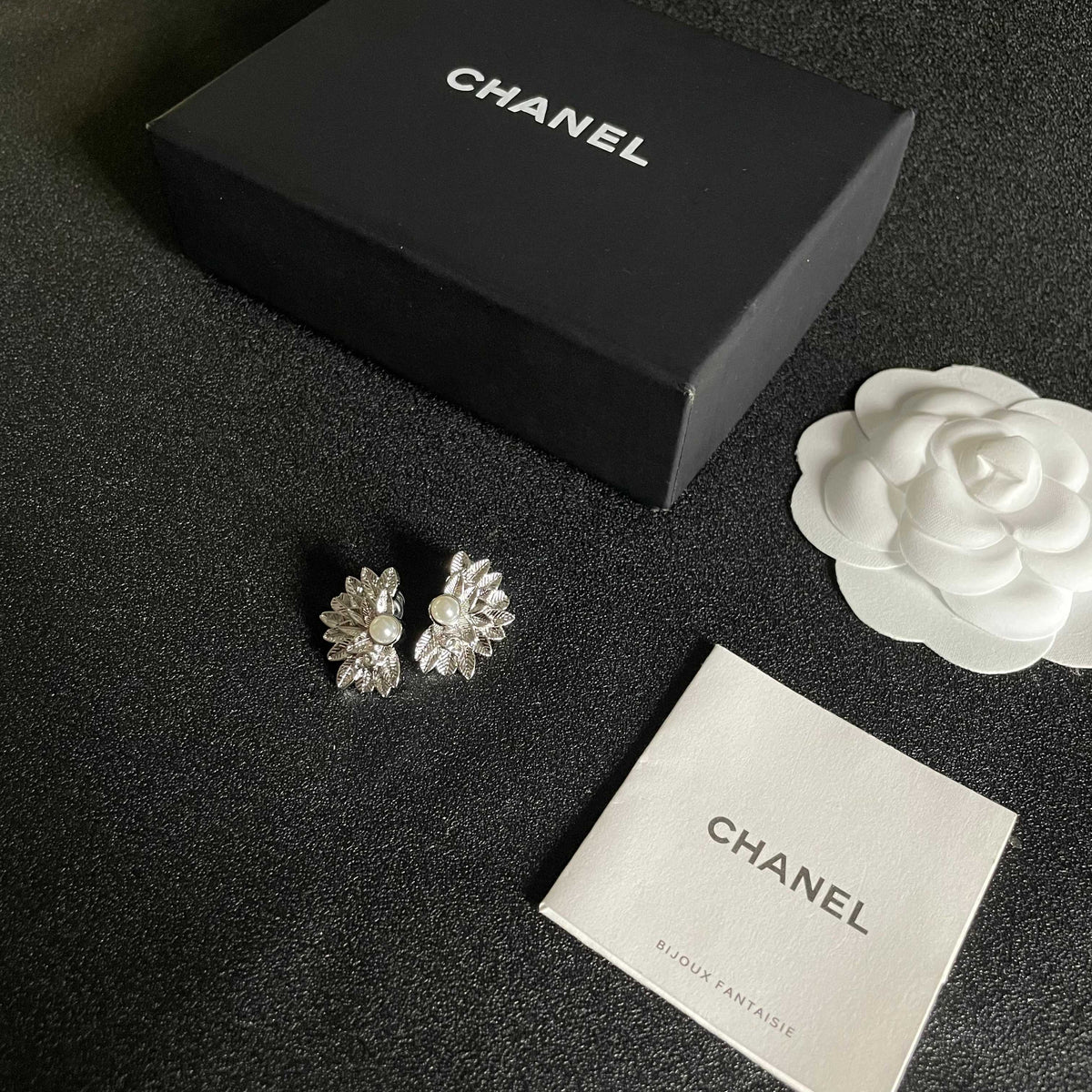 DOUBLE C STUD EARRINGS IN HALF-FLOWER SHAPE WITH PEARL CENTER