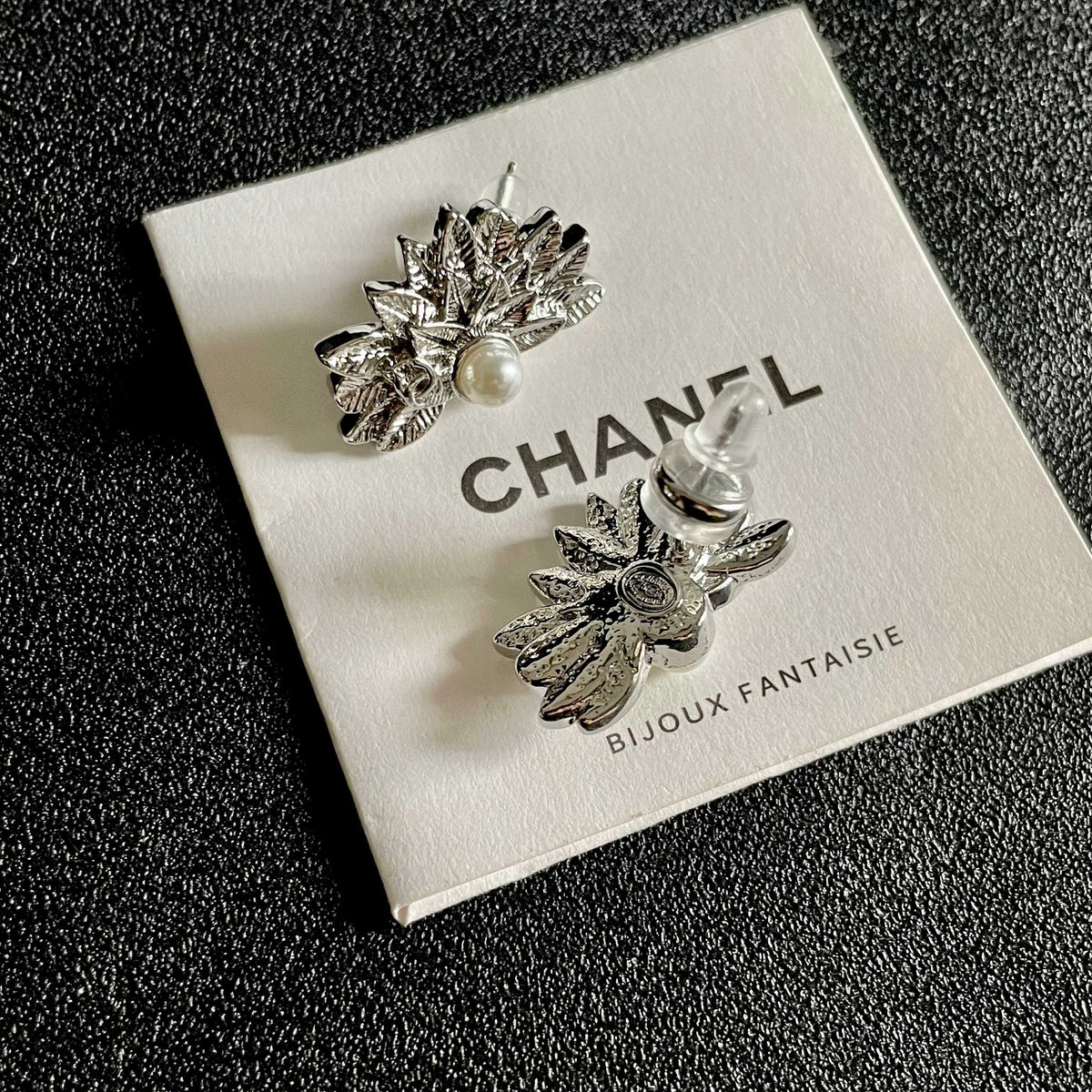 DOUBLE C STUD EARRINGS IN HALF-FLOWER SHAPE WITH PEARL CENTER