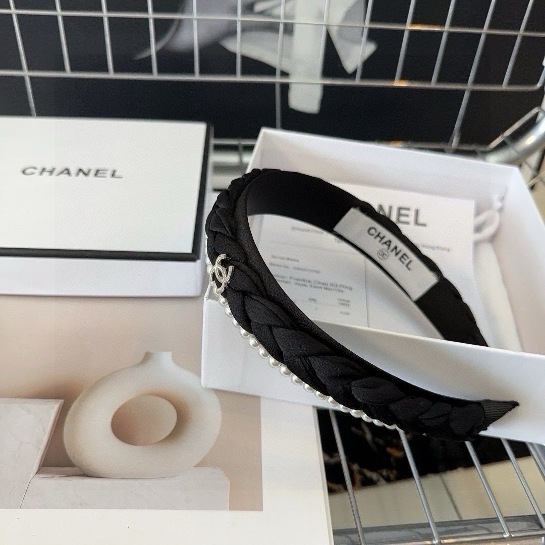 BLACK FABRIC HAIRBAND WITH PEARL CHAIN 412528