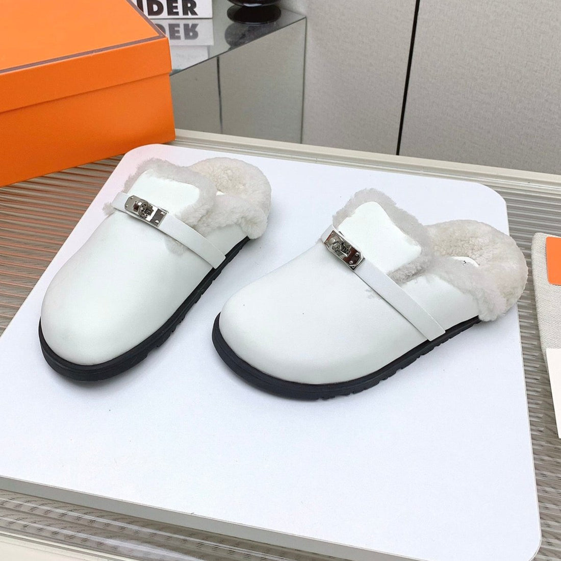 SLIP-ON MULE IN WHITE CALFSKIN AND SHEARLING LINING