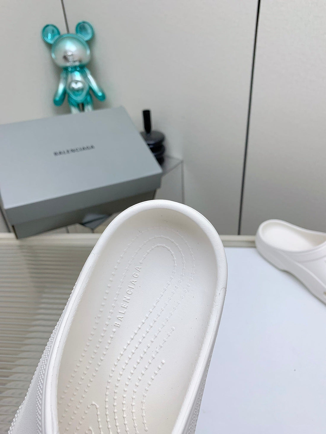 POOL CROCS IN WHITE RUBBER