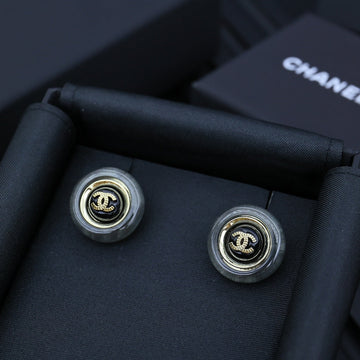 STUD EARRINGS IN GREY ACRYLIC AND BLACK CENTER WITH GOLD METAL DOUBLE C LOGO