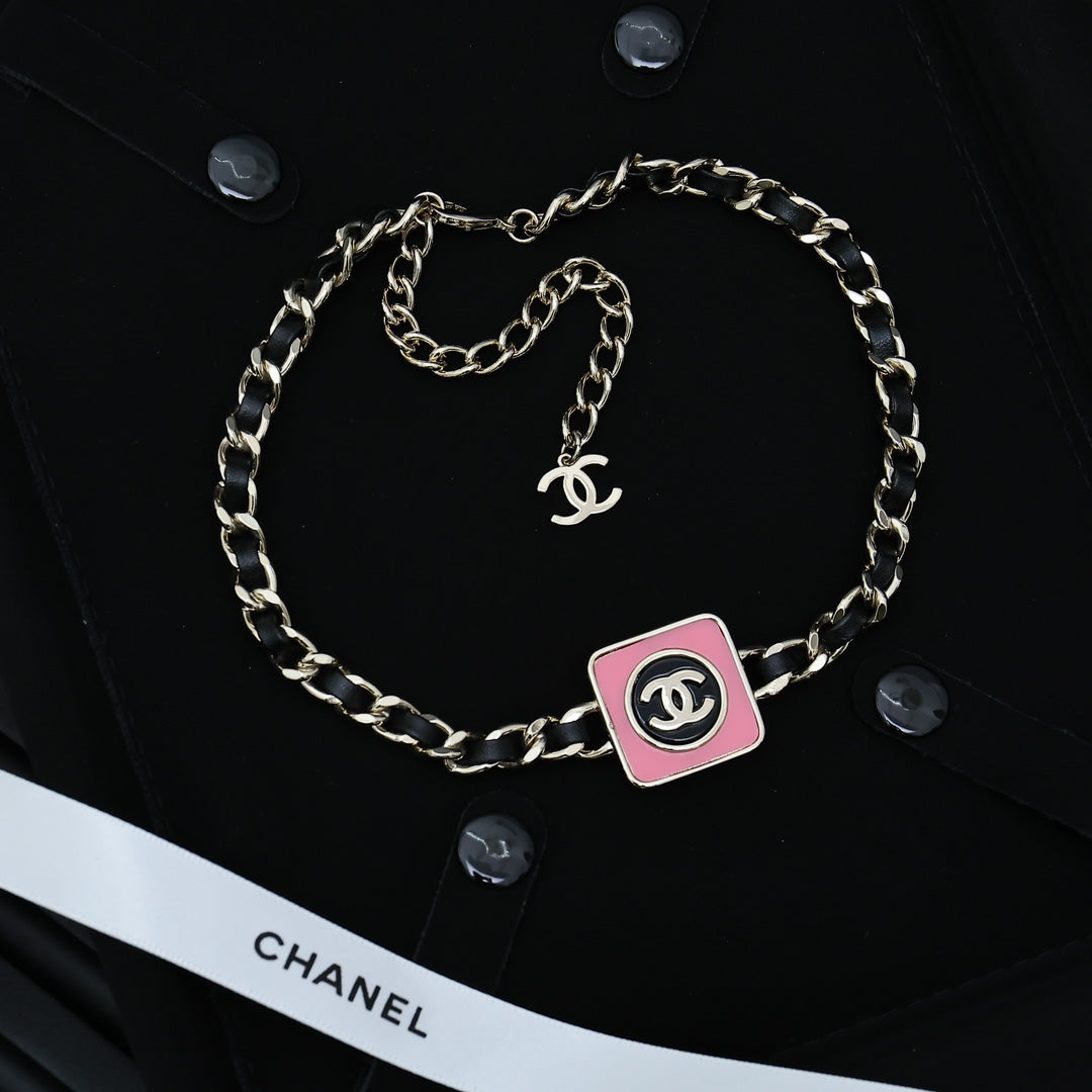 CHAIN CHOKER IN GOLD-PLATED METAL WITH  LEATHER THROUGH LINKS