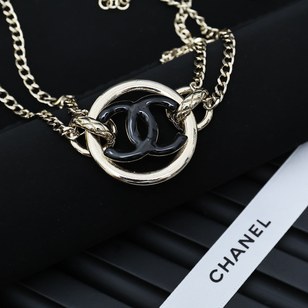 CHAIN CHOKER IN GOLD-PLATED METAL WITH ENAMEL COLORS AND ROUND LOGO PENDANT