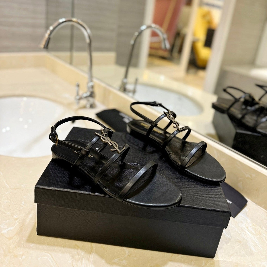 SL LOGO FLAT SANDALS BLACK CALFSKIN