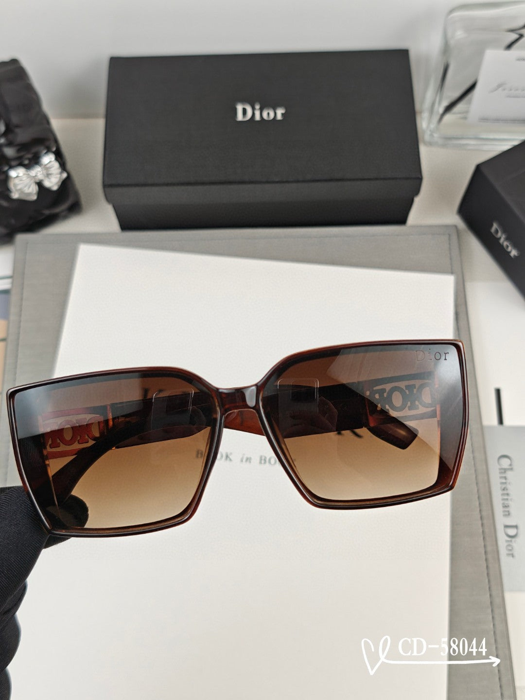 MONTAIGNE SQUARE SUNGLASS 58044 IN ACETATE