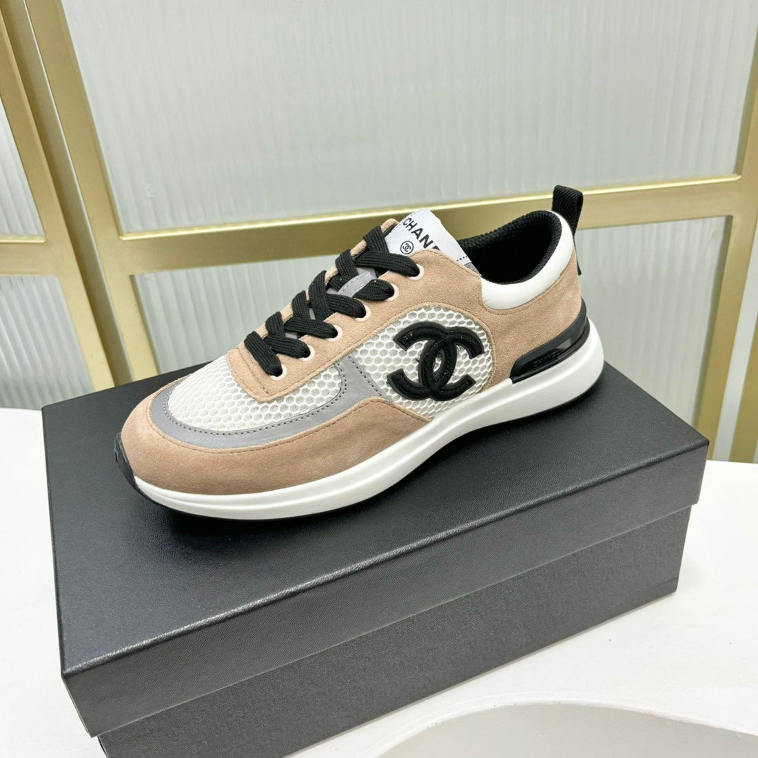 SNEAKER IN TAN BROWN SUEDE AND GREY BREATHABLE MESH