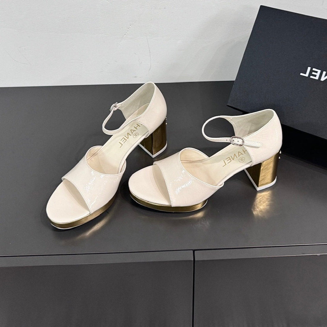 BLOCK HEEL SANDALS WHITE SHEEPSKIN