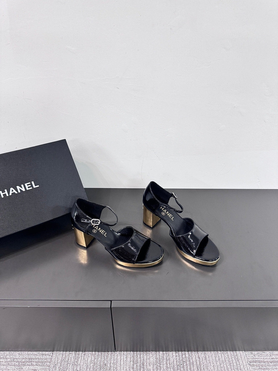 BLOCK HEEL SANDALS BLACK SHEEPSKIN