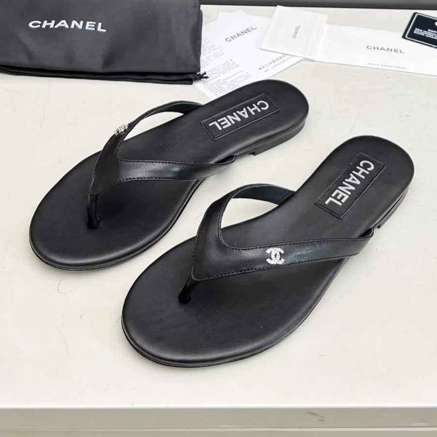 THONG SLIPPERS IN BLACK COWHIDE