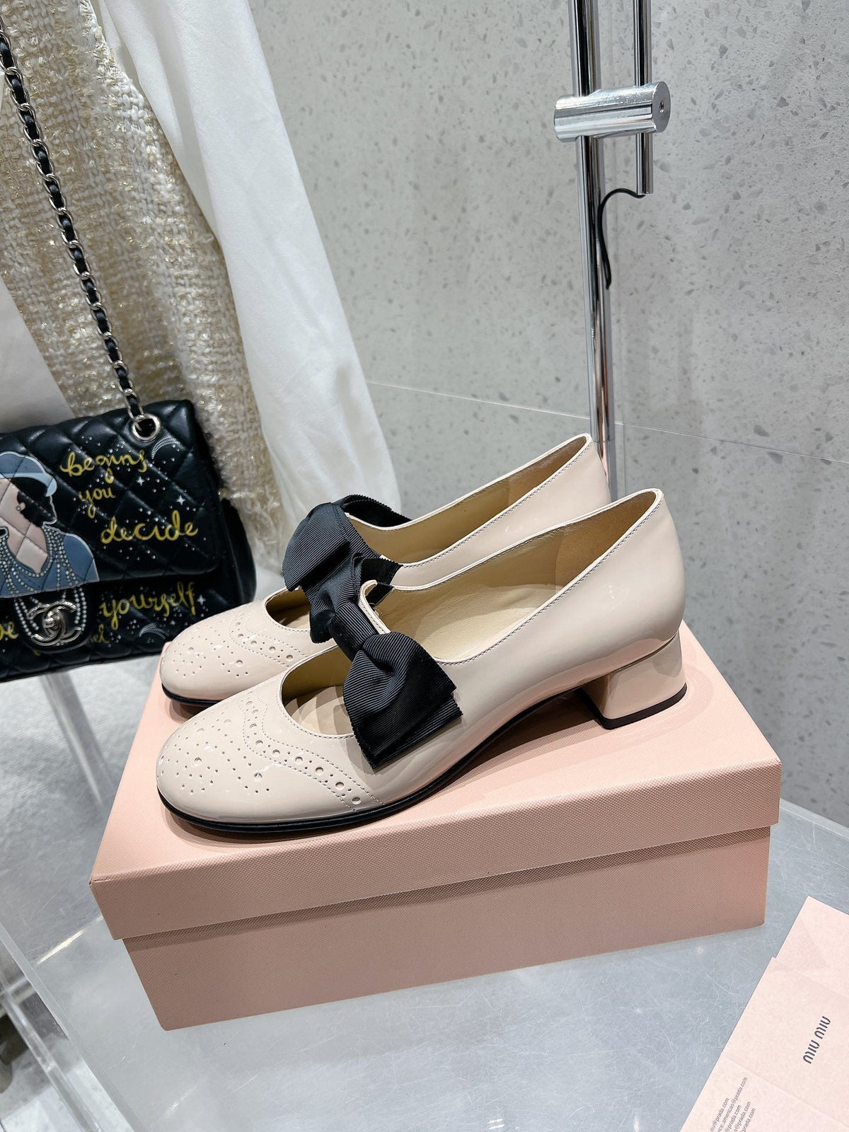 MARY JANE MID HEEL PUMPS IN BEIGE PATENT LAMBSKIN WITH BOW