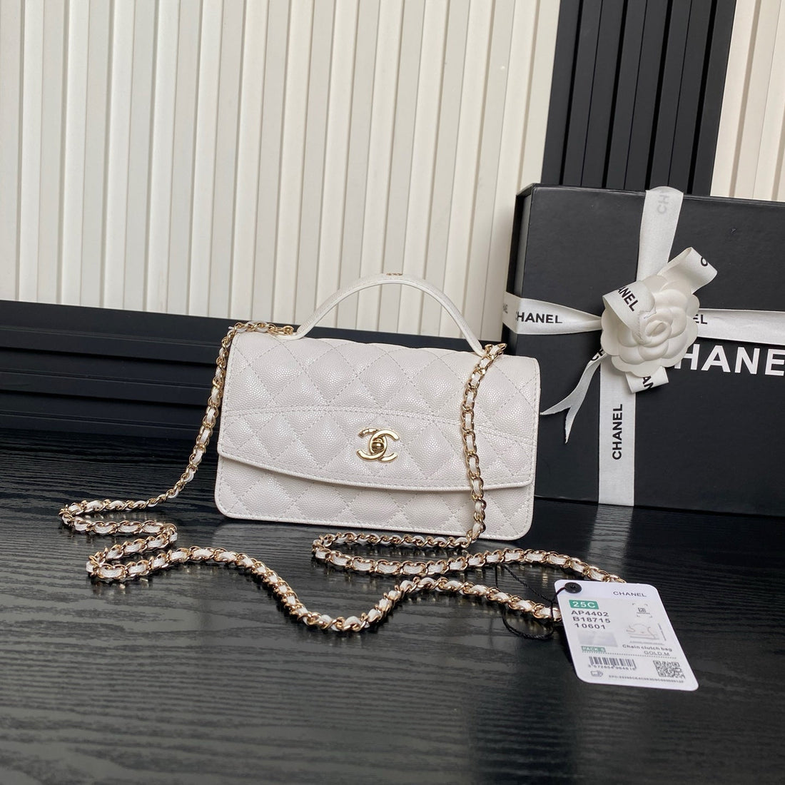 25C FLAP BAG 18 IN WHITE SHINY GRAINED CALFSKIN GOLD HARDWARE