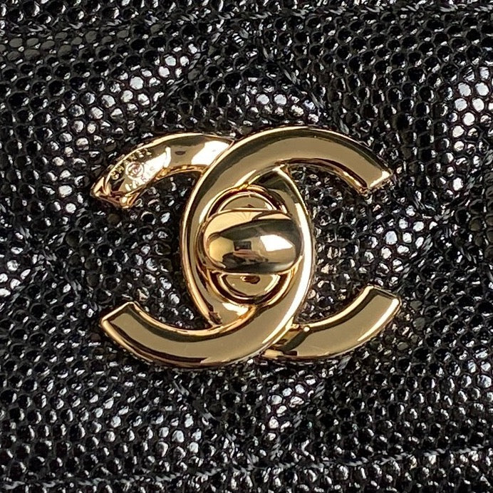 25C FLAP BAG 18 IN BLACK SHINY GRAINED CALFSKIN GOLD HARDWARE