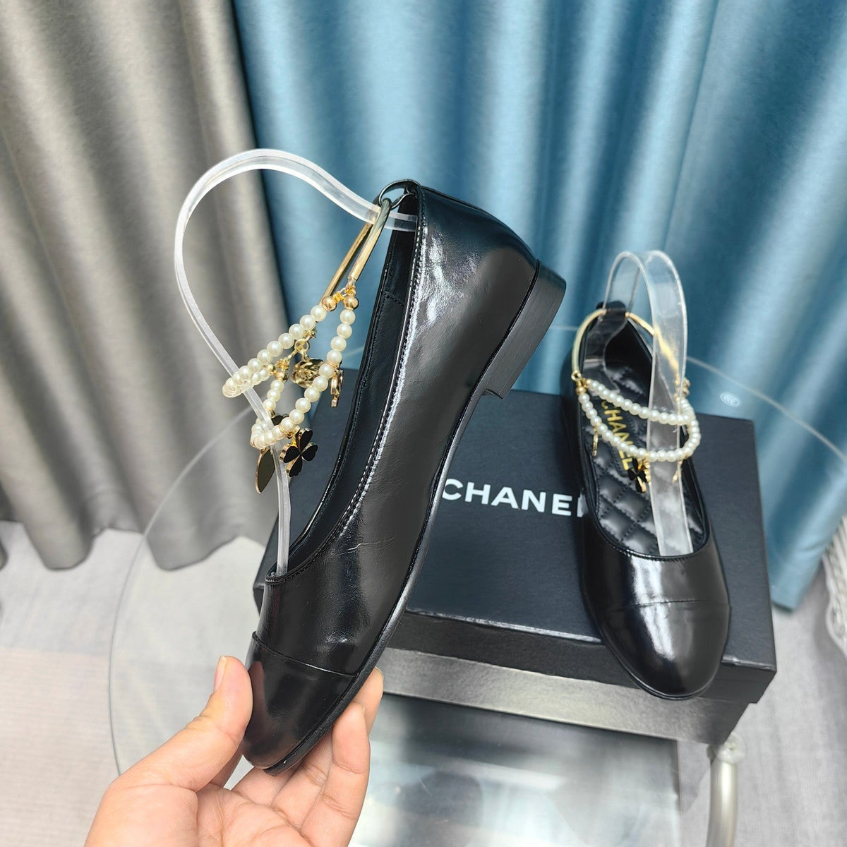 MARY JANE WITH PEARL STRAP IN GLOSSY BLACK LAMBSKIN