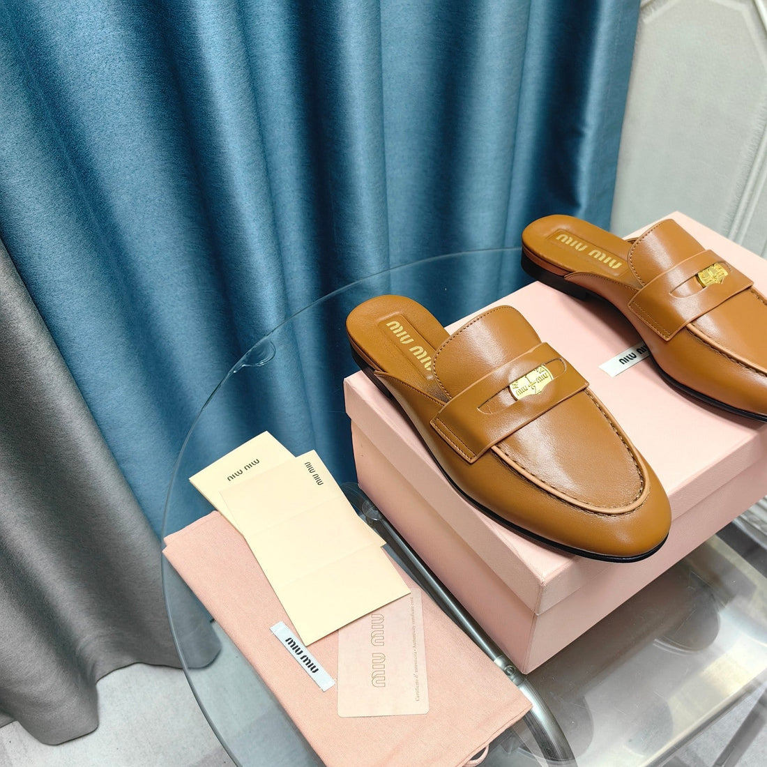 MULES SLIPPERS CARAMEL COWHIDE WITH GOLD COIN