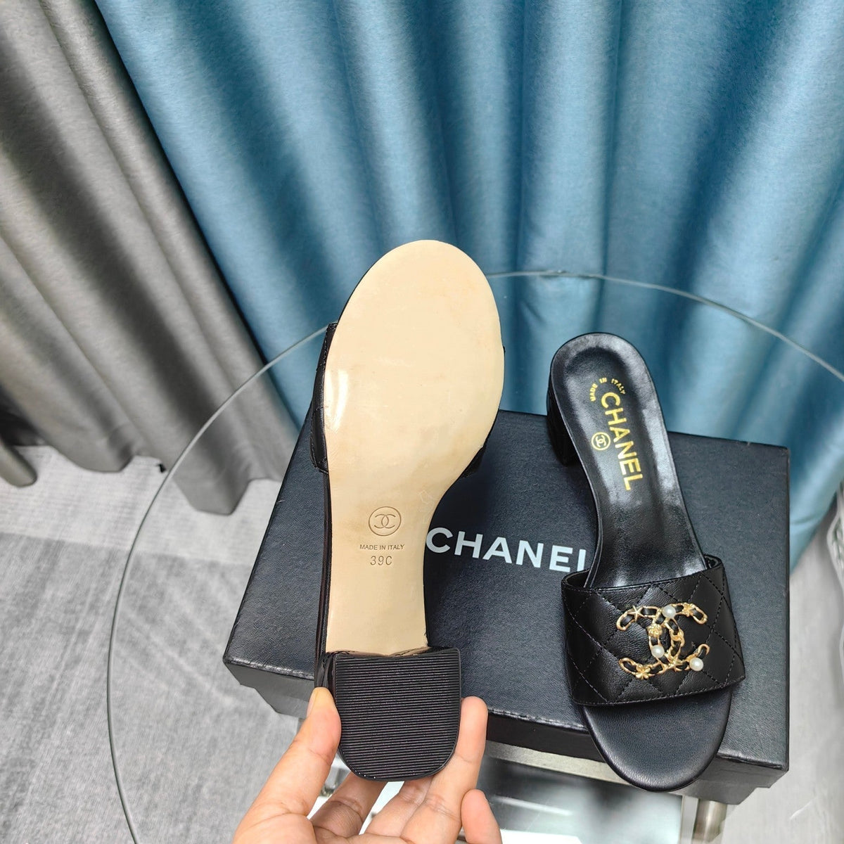 MULE SLIDE SANDAL IN BLACK LAMBSKIN