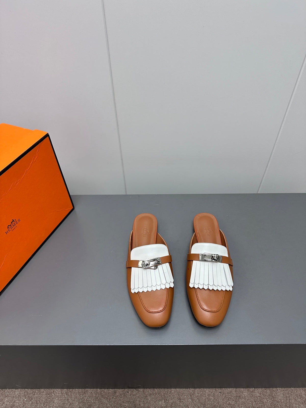 0Z MULE IN BRONZE BROWN LAMBSKIN WITH WHITE FRINGE DETAIL