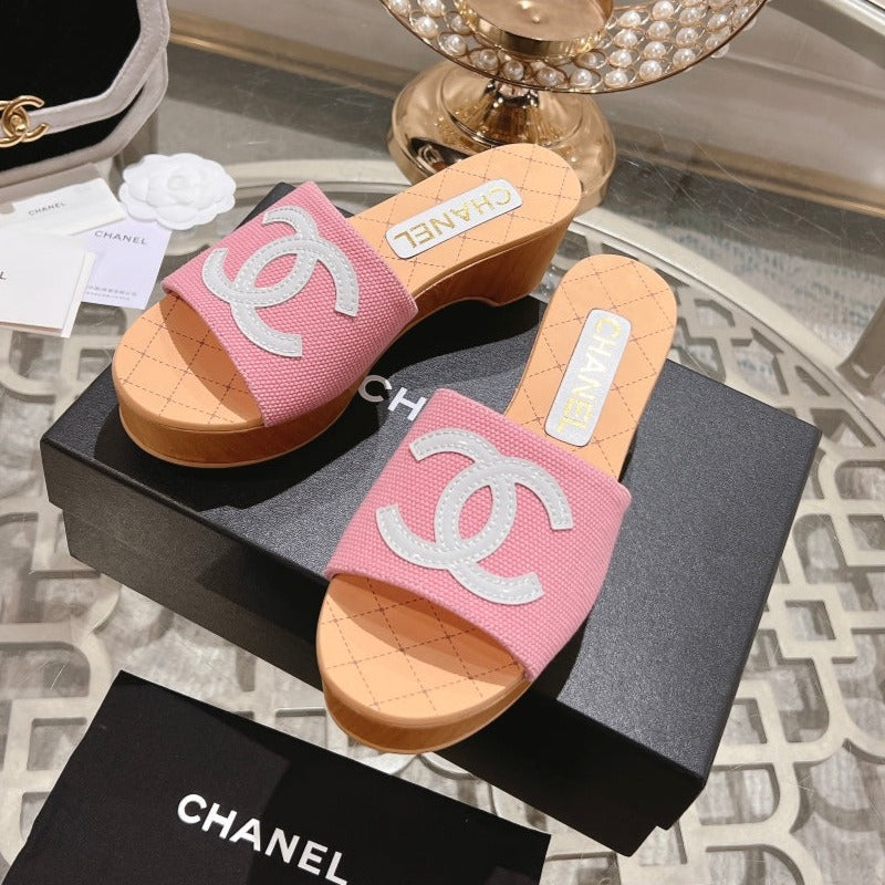 WEDGE PLATFORM IN LIGHT PINK LAMBSKIN WITH WHITE LOGO