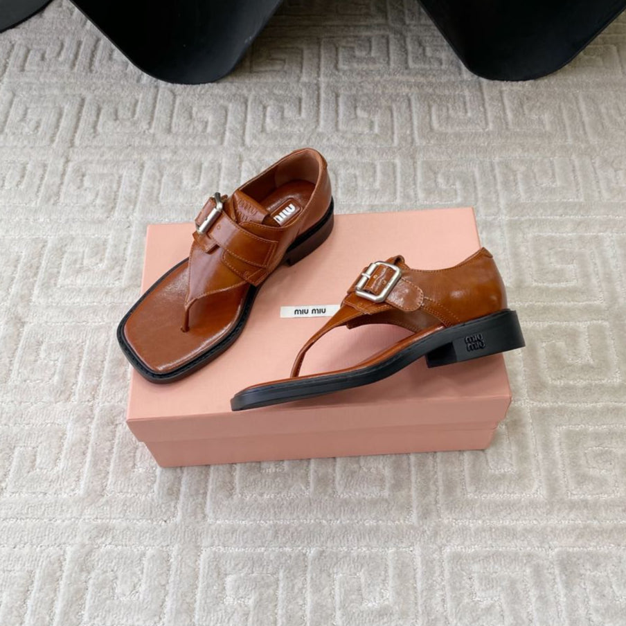 THONG SANDALS IN SIENNA BROWN SHINY LAMBSKIN WITH SILVER BUCKLE