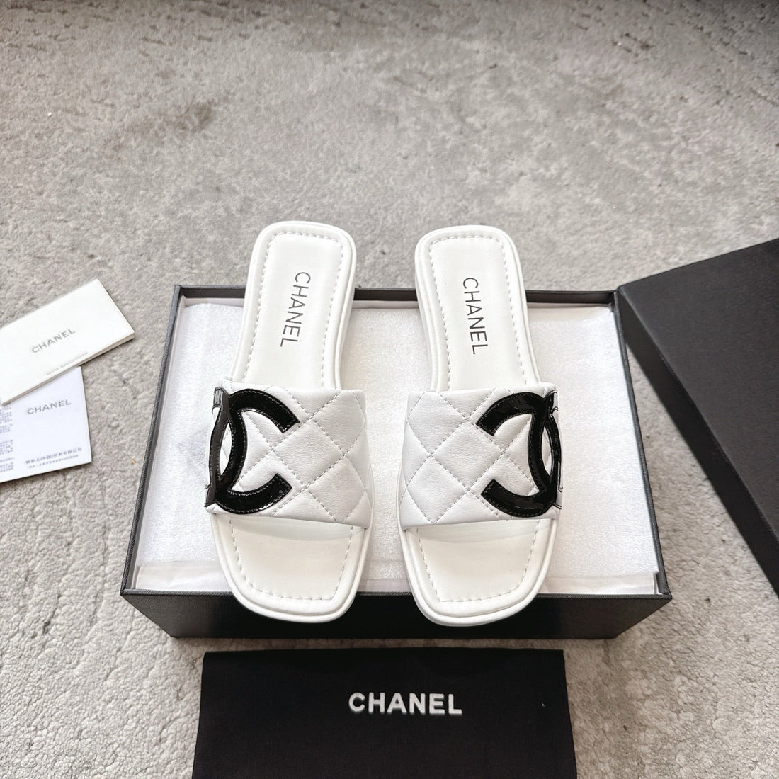 SLIPPERS IN WHITE CALFSKIN QUILTED