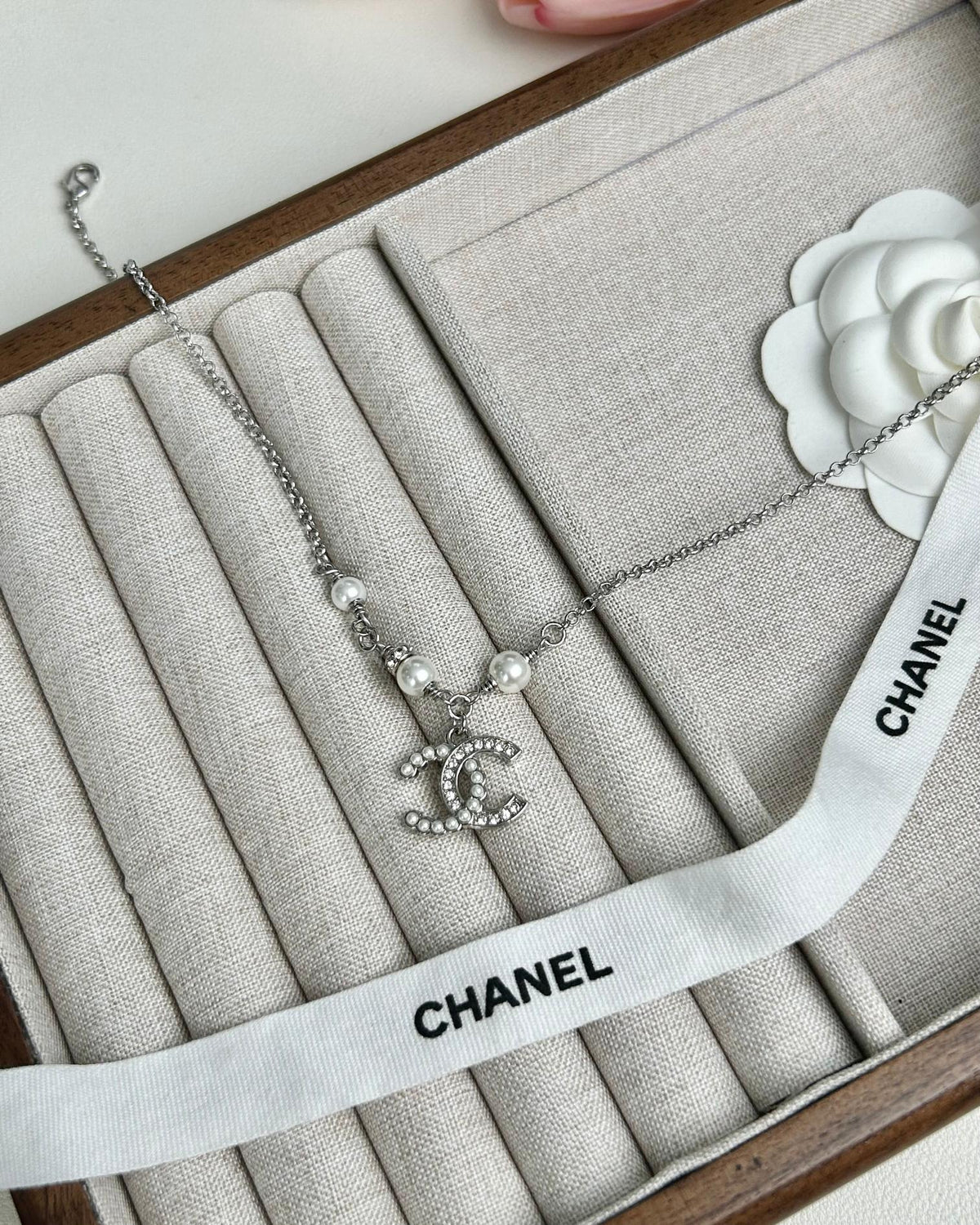 CC NECKLACE IN SILVER CHAIN WITH WHITE PEARL AND CRYSTAL EMBELLISHED LOGO