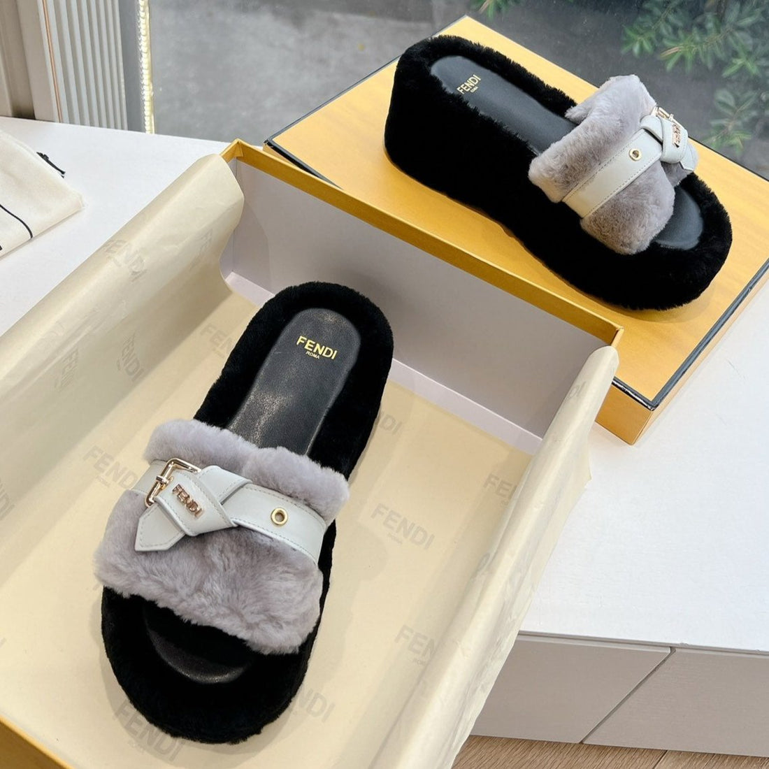THICK-SOLDED SLIPPER IN PALE GRAY MIX BLACK LAMB FUR