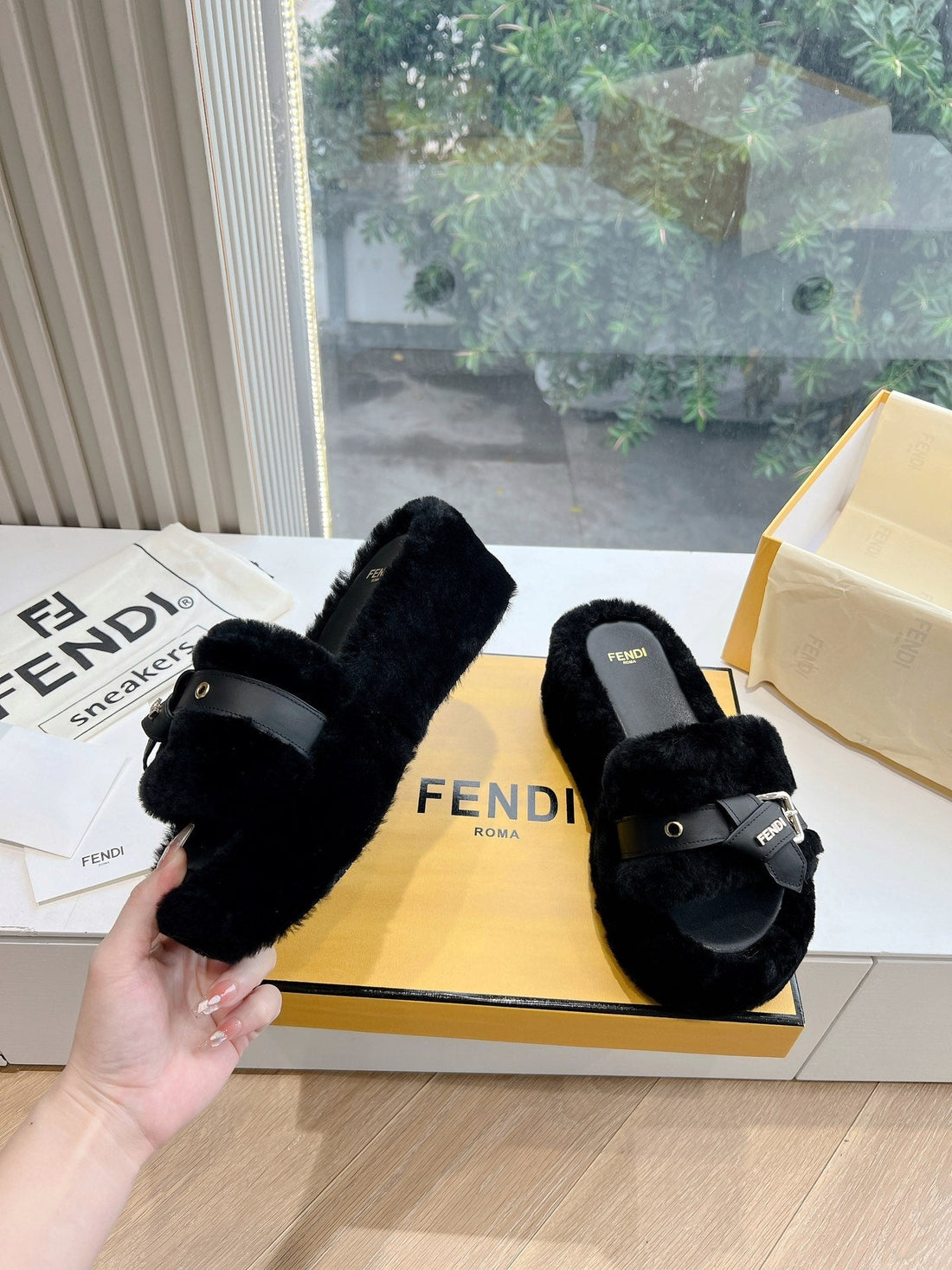 THICK-SOLDED SLIPPER IN BLACK LAMB FUR