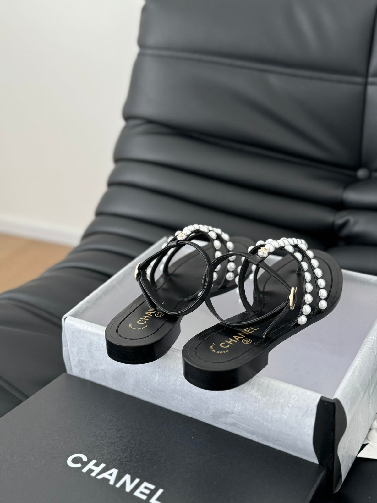 MULE SLIPPERS WITH PEARL CHAIN IN BLACK LAMBSKIN