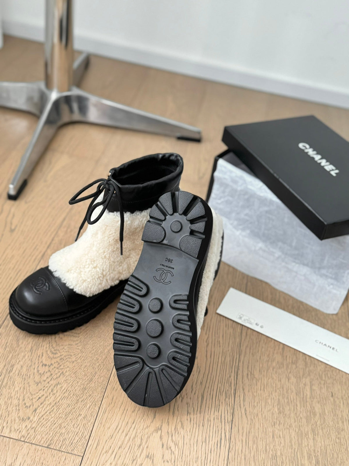CC CHUNKY BOOTS IN BISQUE BEIGE SMOOTH FLEECE AND BLACK CALFSKIN