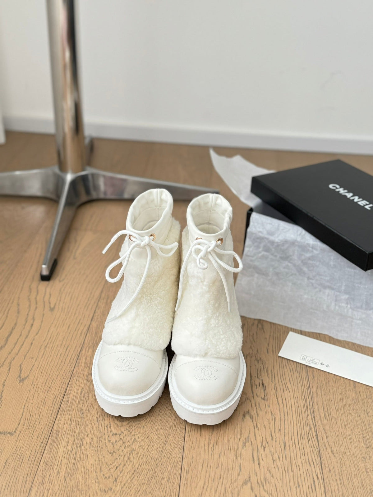 CC CHUNKY BOOTS IN WHITE SMOOTH FLEECE AND CALFSKIN