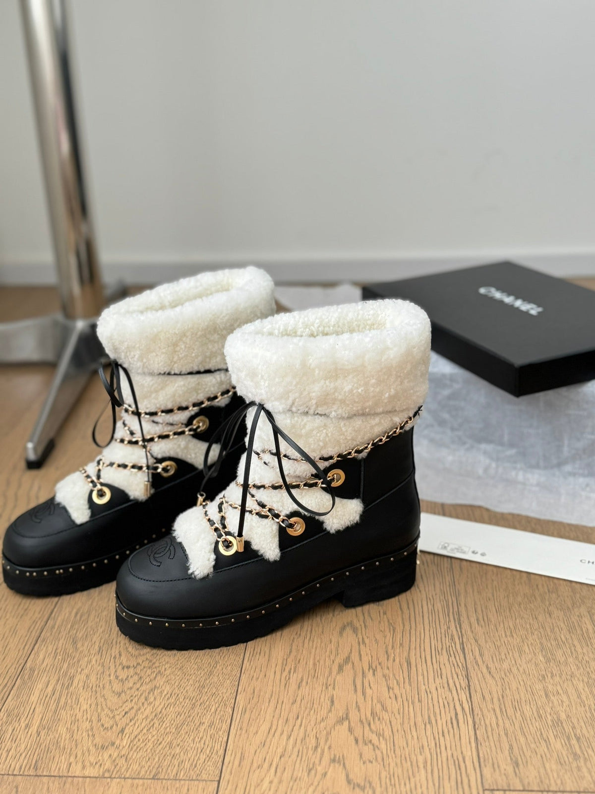 CC CHUNKY SKATEBOARDING BOOTS IN WHITE SMOOTH FLEECE MIX BLACK CALFSKIN