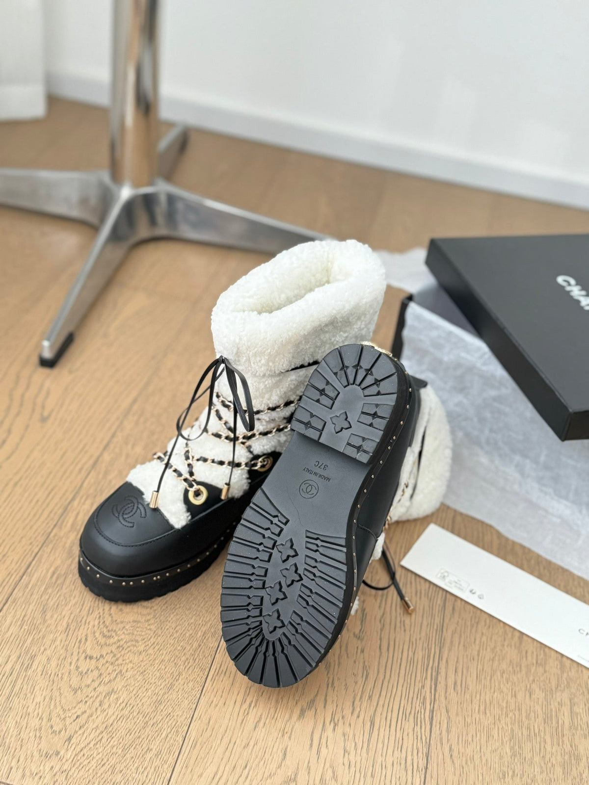CC CHUNKY SKATEBOARDING BOOTS IN WHITE SMOOTH FLEECE MIX BLACK CALFSKIN
