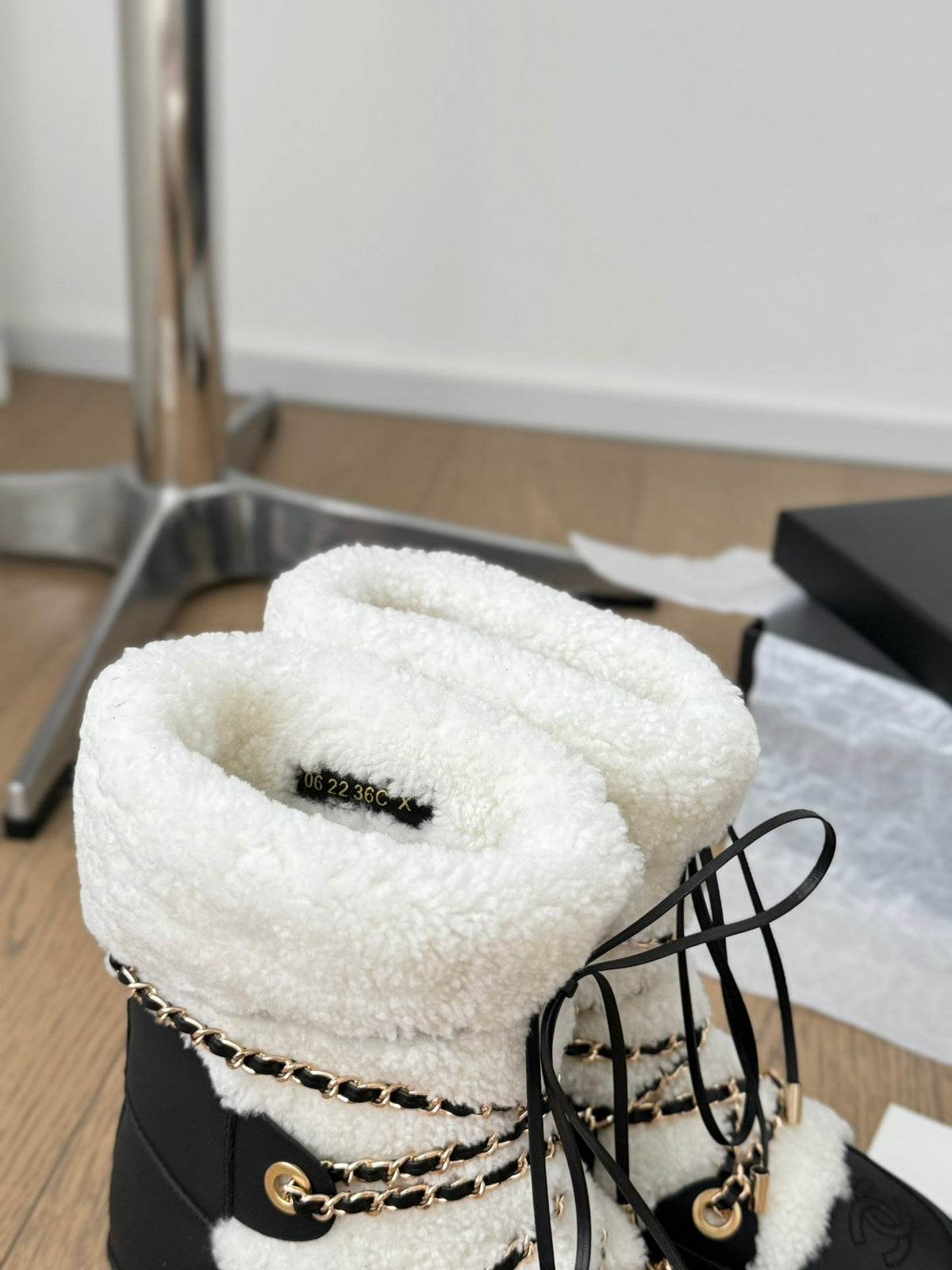 CC CHUNKY SKATEBOARDING BOOTS IN WHITE SMOOTH FLEECE MIX BLACK CALFSKIN