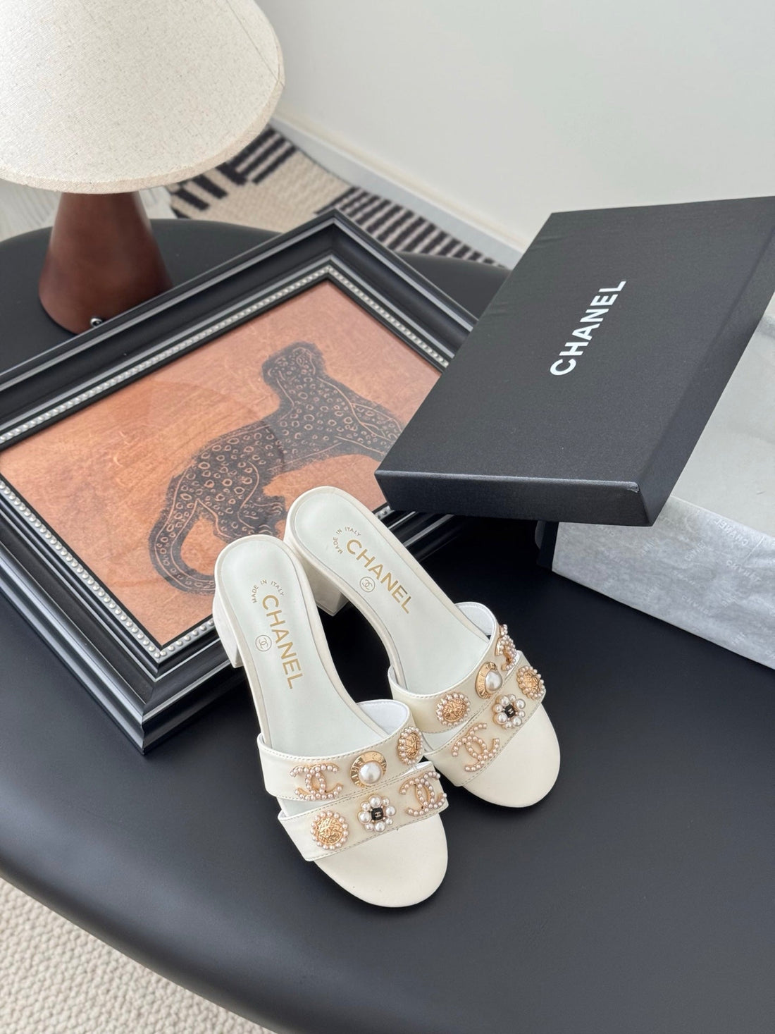 MULE SLIDE SANDALS IN WHITE LAMBSKIN WITH LOGO STICKER DETAIL