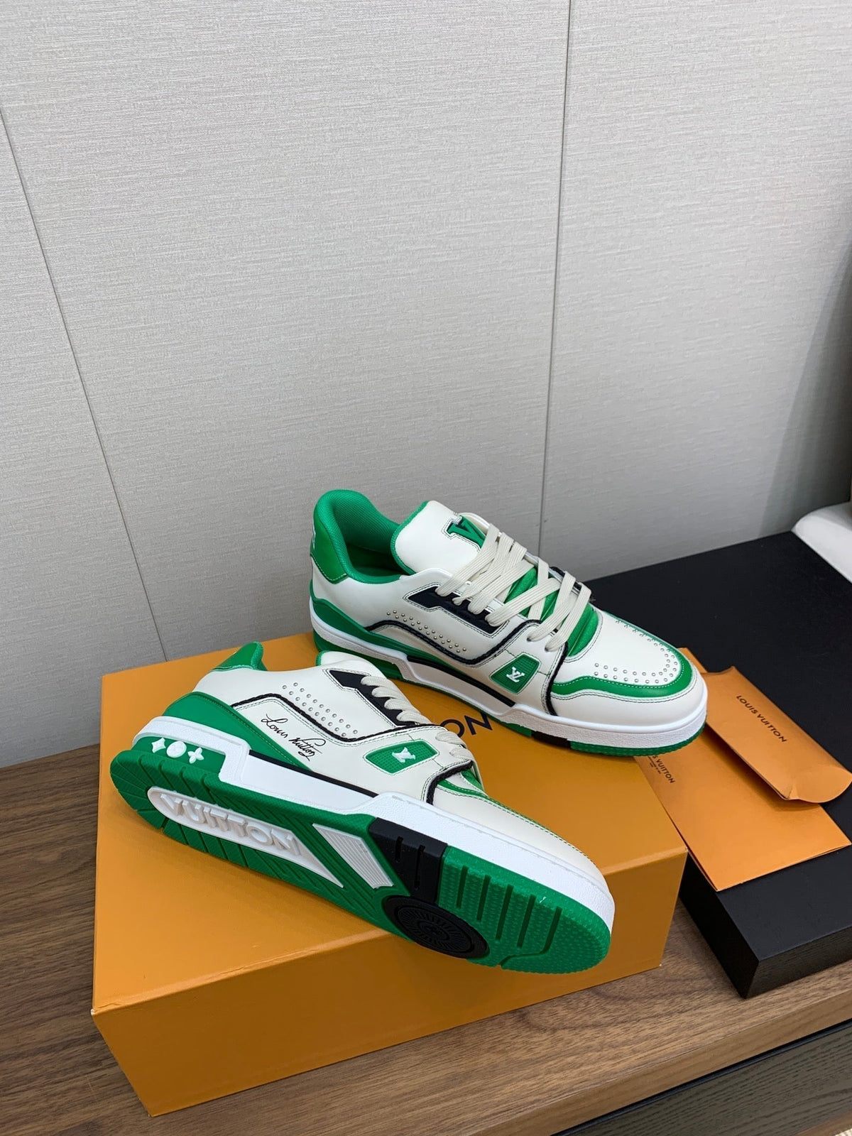 LV WOMEN'S TRAINER IN WHITE MIX GREEN CALFSKIN