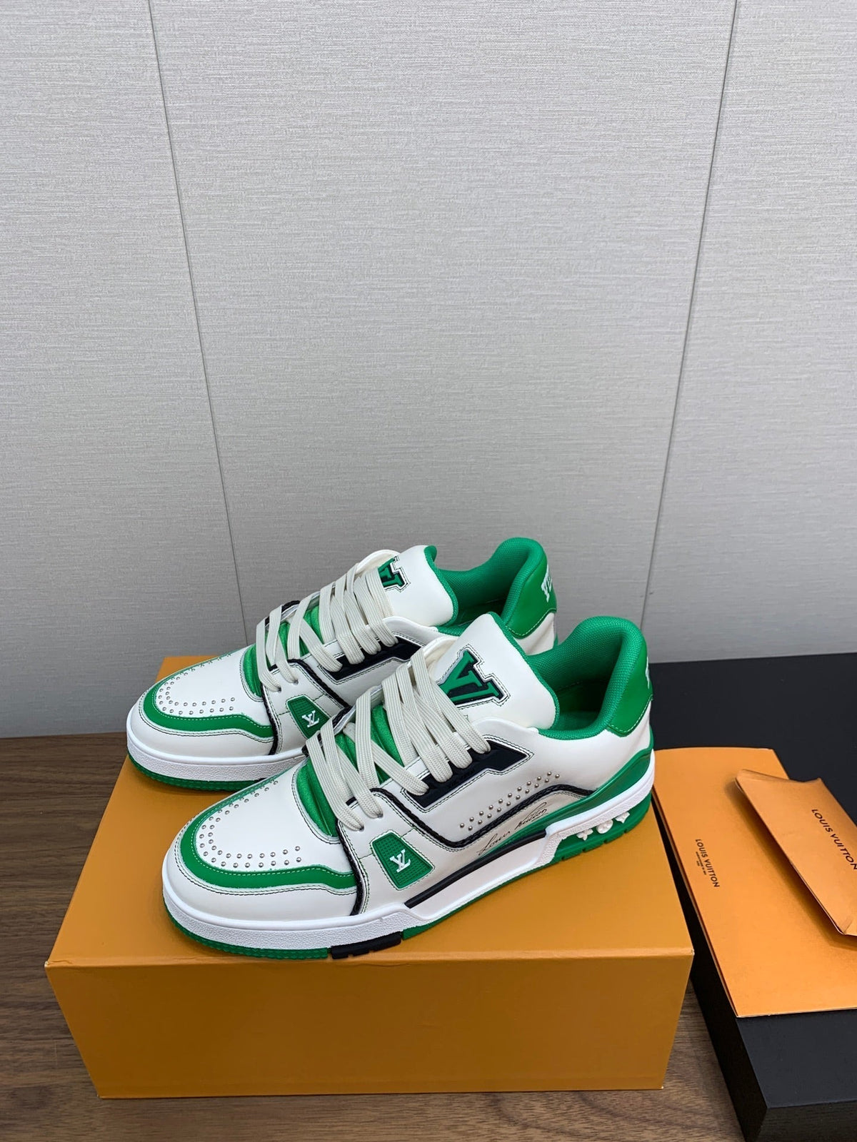 LV WOMEN'S TRAINER IN WHITE MIX GREEN CALFSKIN
