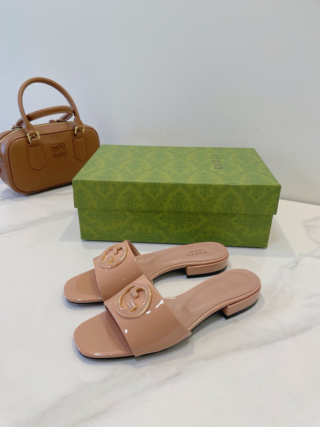 SLIDE SANDALS IN DESERT SAND GLOSSY SHEEPSKIN ENAMELLED ROUND INTERLOCKING G