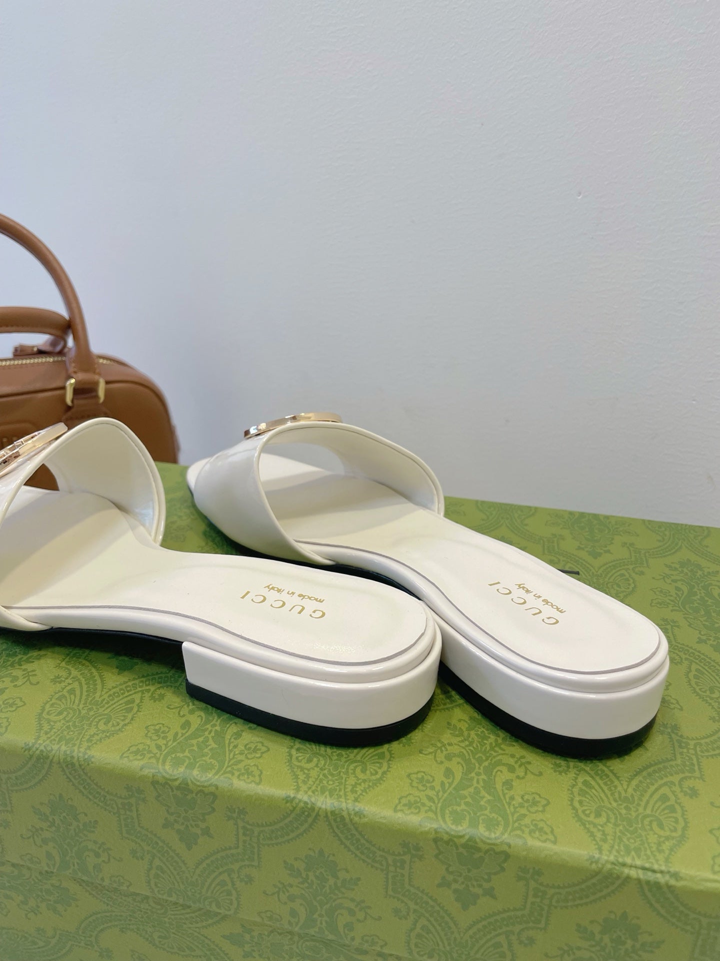 SLIDE SANDALS IN WHITE GLOSSY SHEEPSKIN ENAMELLED ROUND INTERLOCKING G
