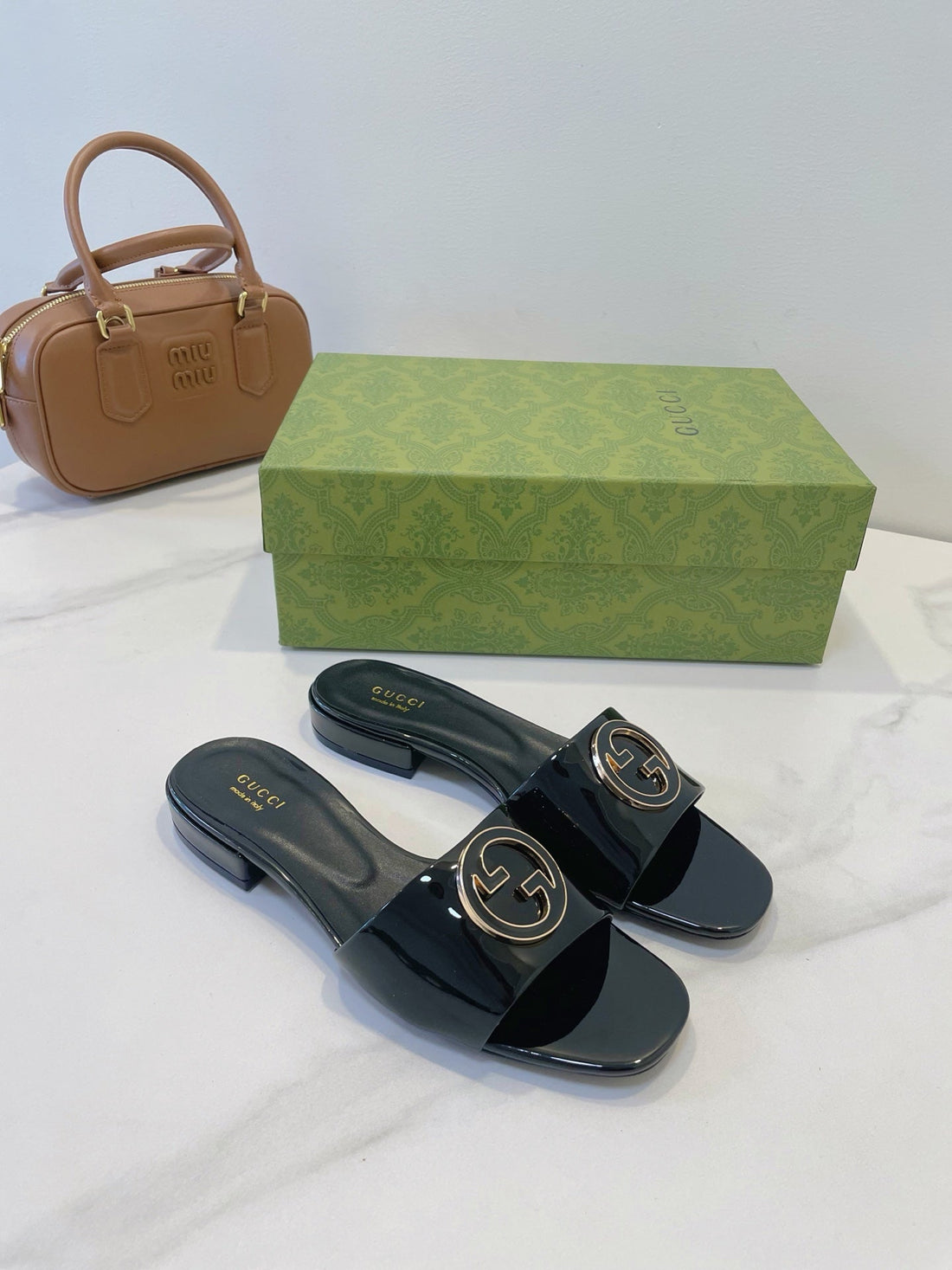 SLIDE SANDALS IN BLACK GLOSSY SHEEPSKIN ENAMELLED ROUND INTERLOCKING G
