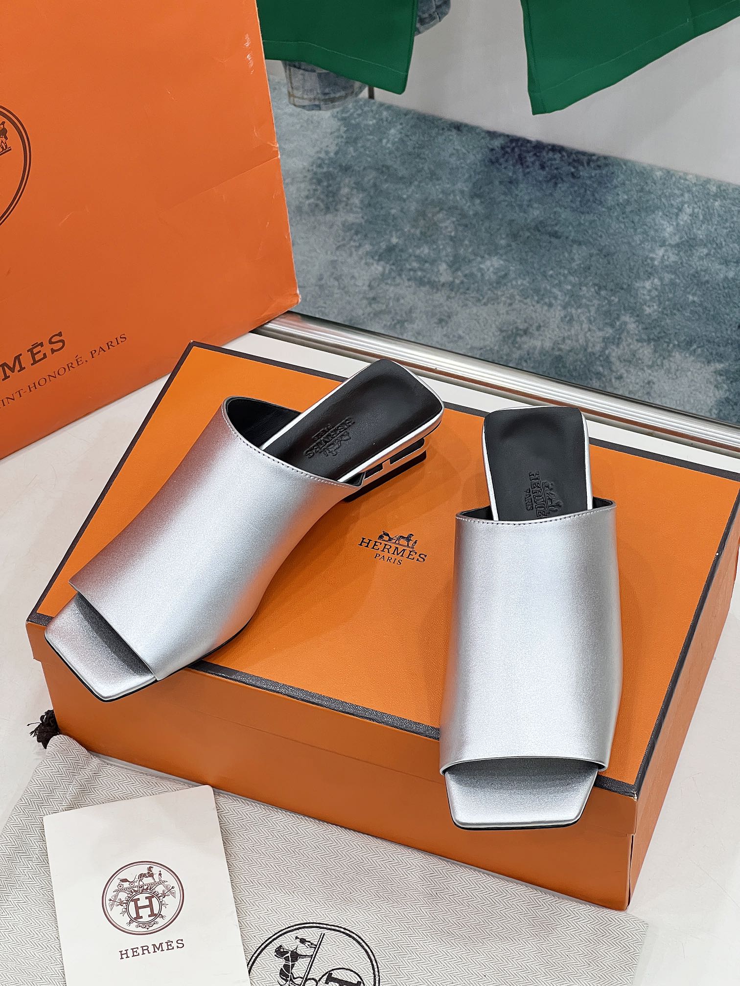 IDOLE SANDAL IN SILVER CALFSKIN