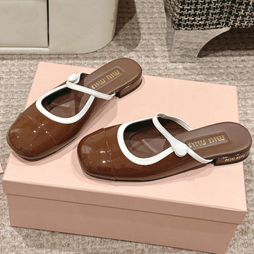 FLAT MULE IN CHOCOLATE BROWN PATENT CALFSKIN