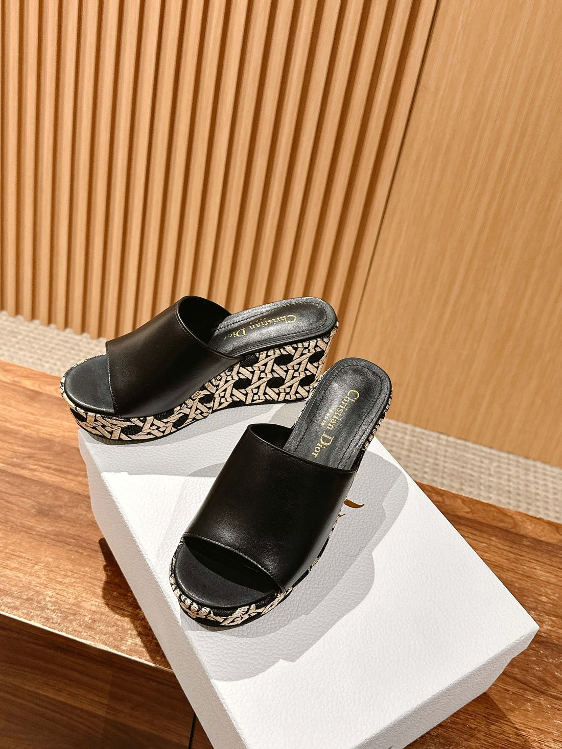 ATTITUDE WEDGE SLIDE 90MM IN BLACK CALFSKIN CANVAS SOLE