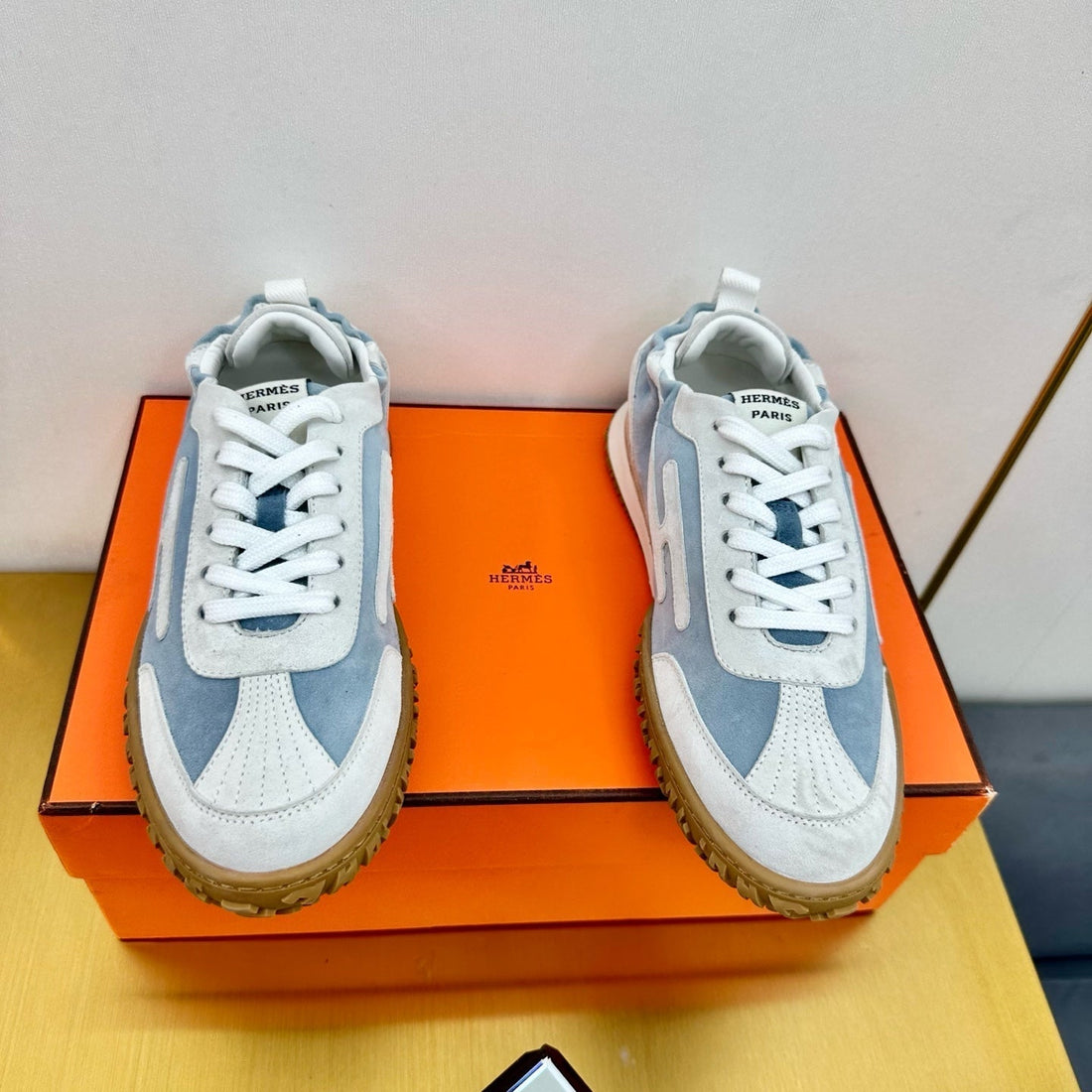 JET SNEAKER IN PALE GRAY MIX SAPPHIRE BLUE SUEDE